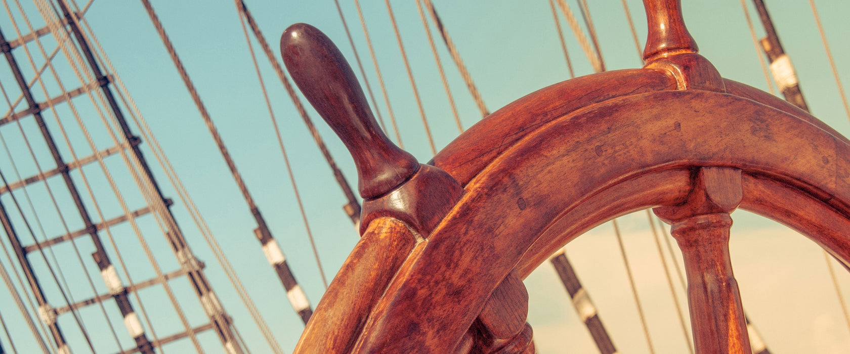 Steuerrad auf dem Schiff, Glasbild Panorama