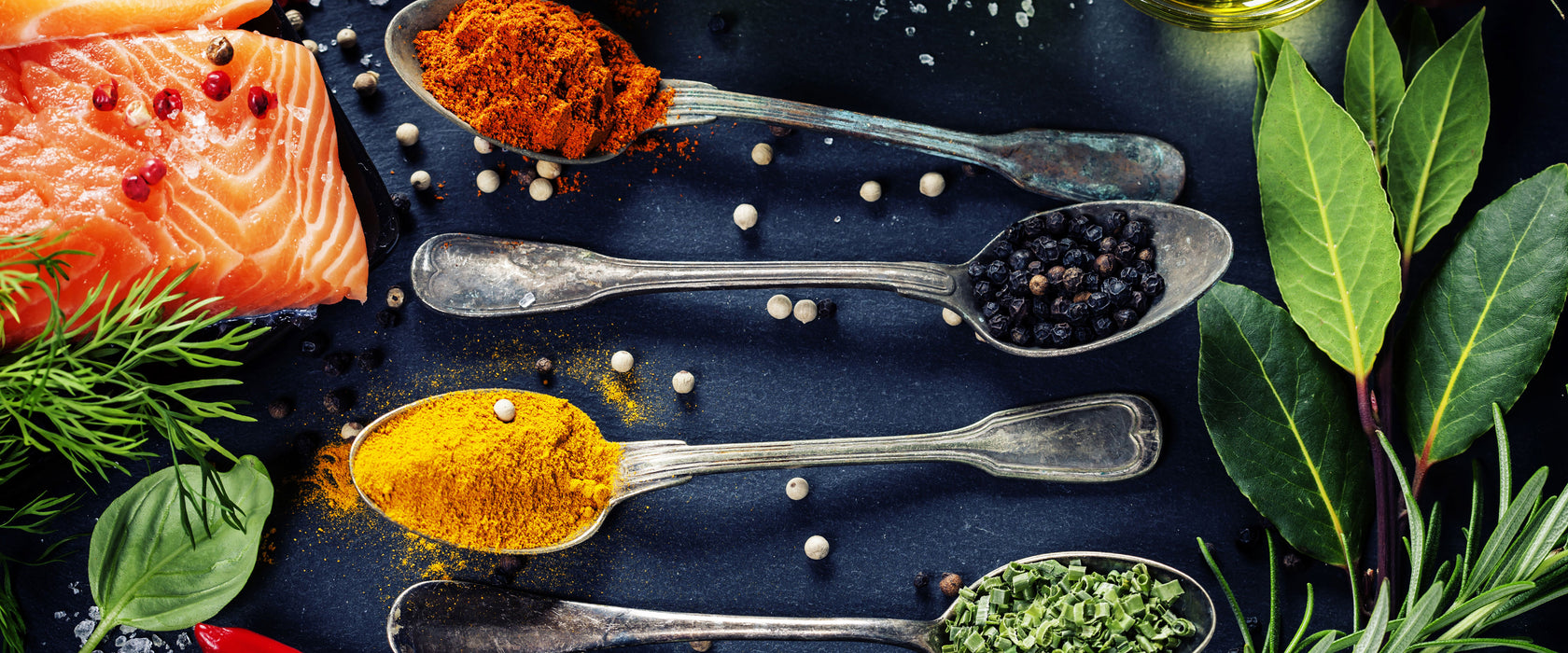 Feine Gewürze auf Löffeln, Glasbild Panorama