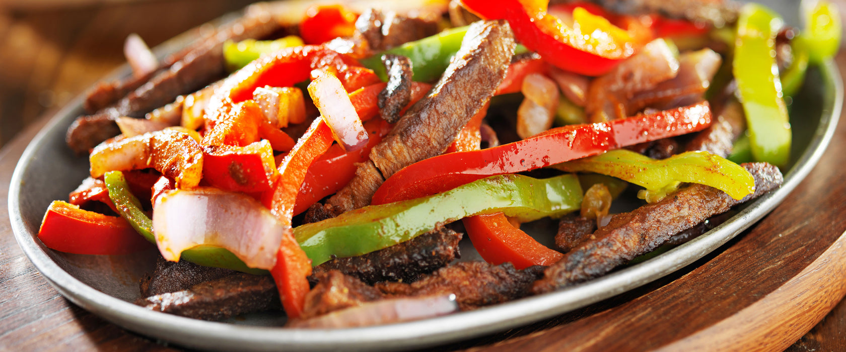 Fleischpfanne mit Paprika, Glasbild Panorama