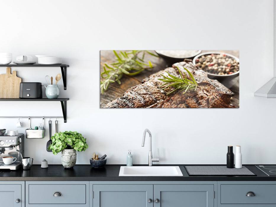 Leckeres Fleisch mit Rosmarin, Glasbild Panorama