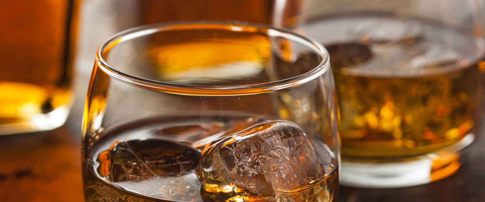 Goldgelber Whiskey, Glasbild Panorama