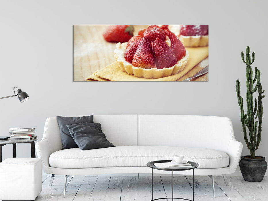 Schmackhaftes Erdbeertörtchen, Glasbild Panorama
