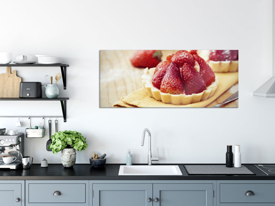 Schmackhaftes Erdbeertörtchen, Glasbild Panorama