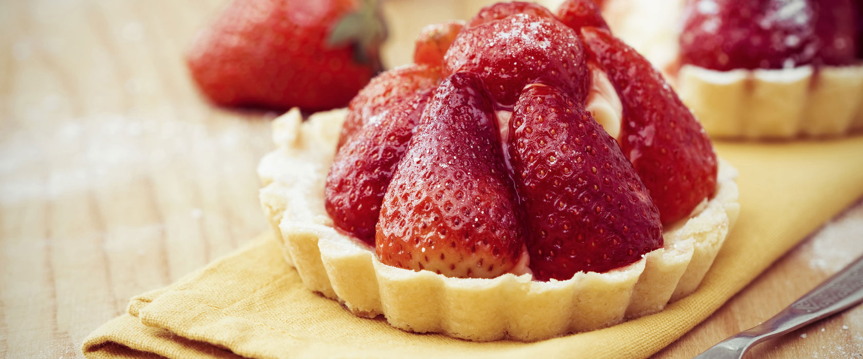 Schmackhaftes Erdbeertörtchen, Glasbild Panorama