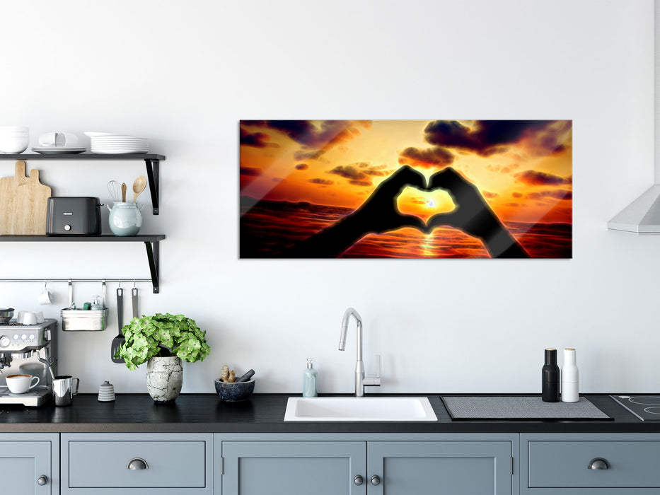 Mit Händen Herz am Meer, Glasbild Panorama