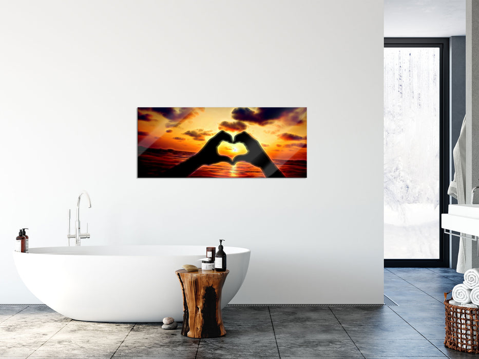 Mit Händen Herz am Meer, Glasbild Panorama