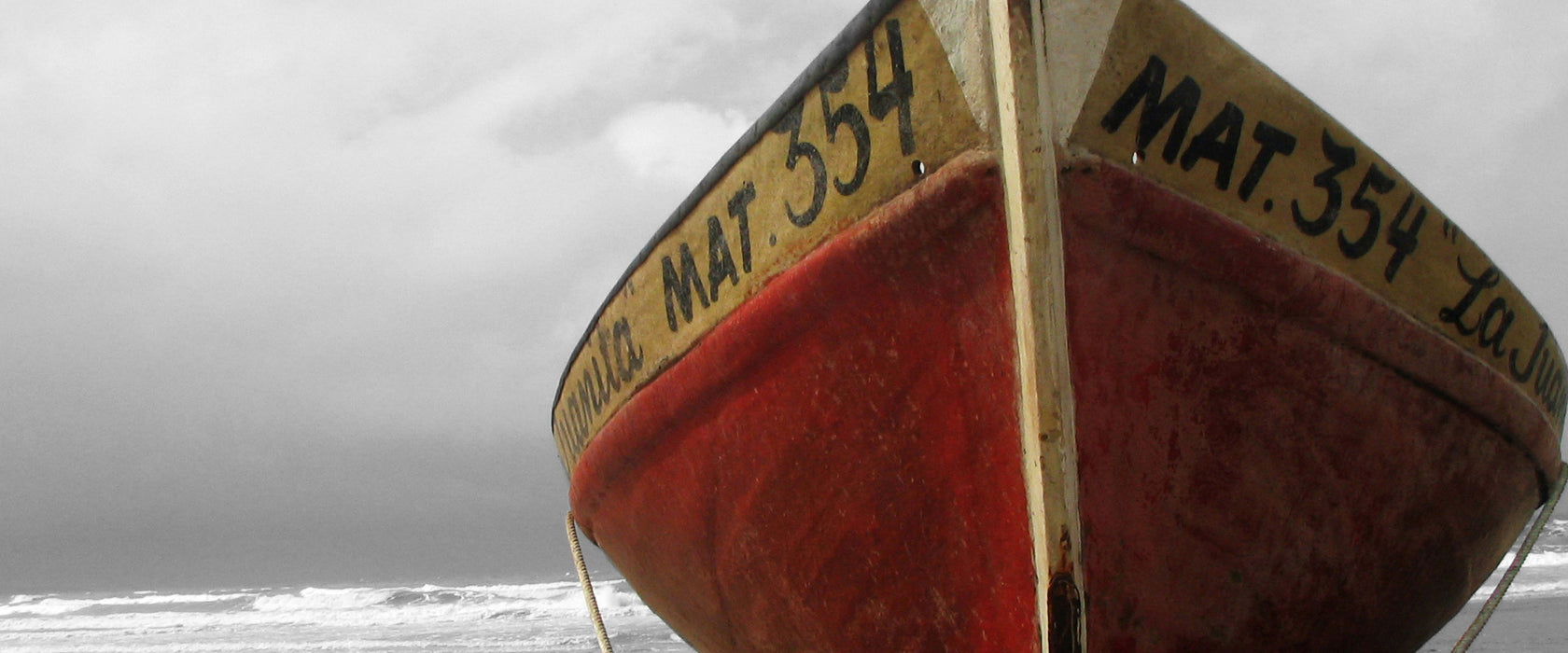 kleines Segelboot am Strand, Glasbild Panorama