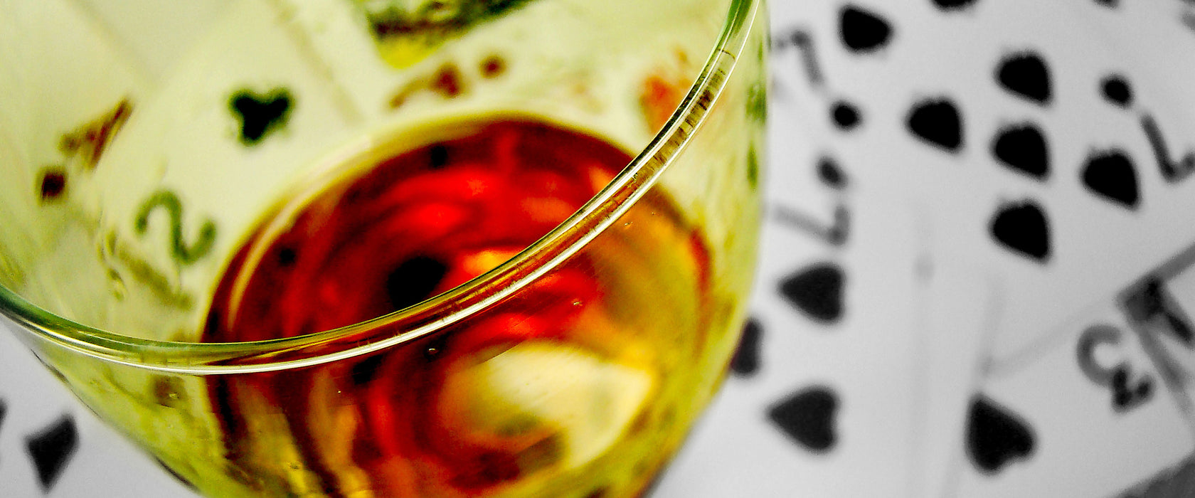 Glas Wein auf Spielkarten, Glasbild Panorama