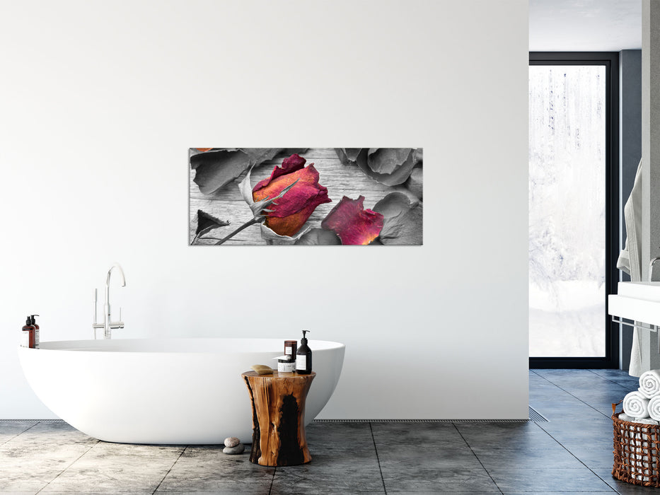 getrocknete Rosen auf Holztisch, Glasbild Panorama