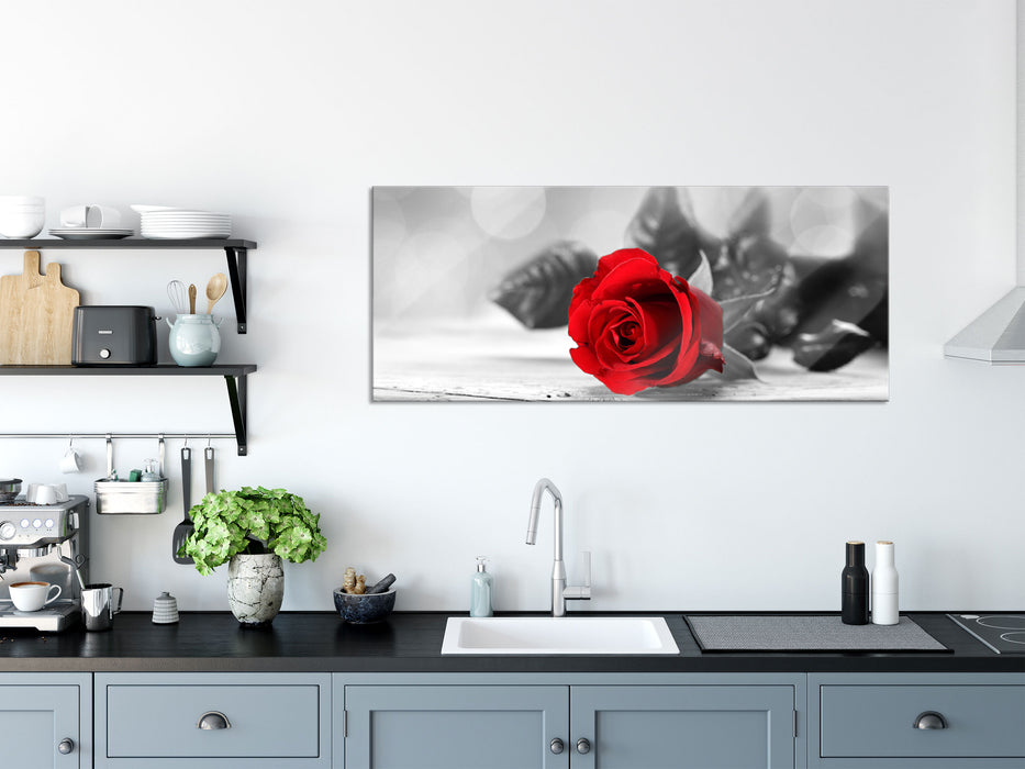 Rose auf Holztisch, Glasbild Panorama