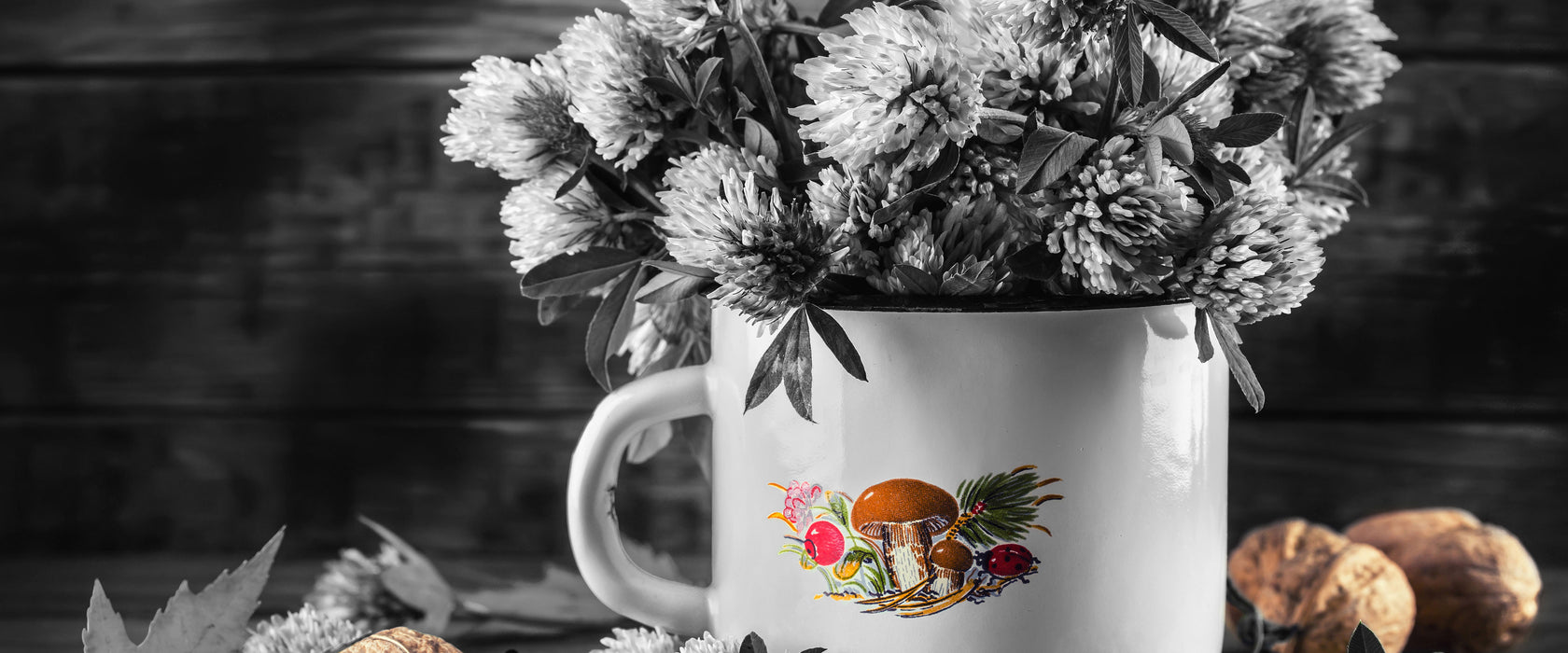 Kleeblüten im Blechtopf, Glasbild Panorama