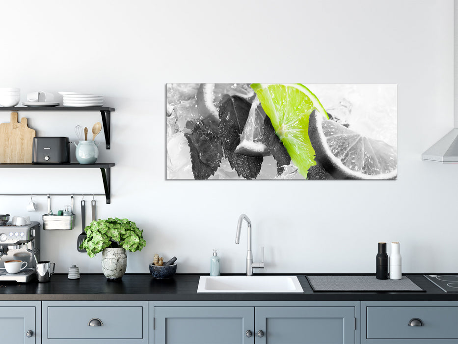 Minze mit Limetten im Eis, Glasbild Panorama