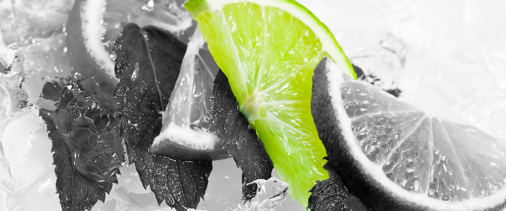 Minze mit Limetten im Eis, Glasbild Panorama