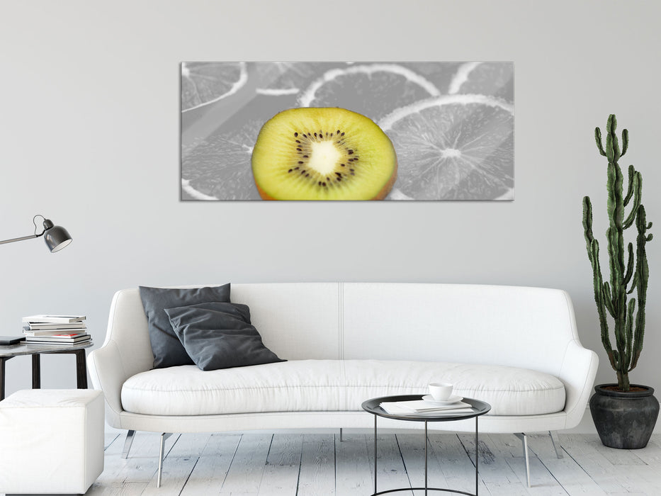 einsame Kiwi auf Orangenscheiben, Glasbild Panorama