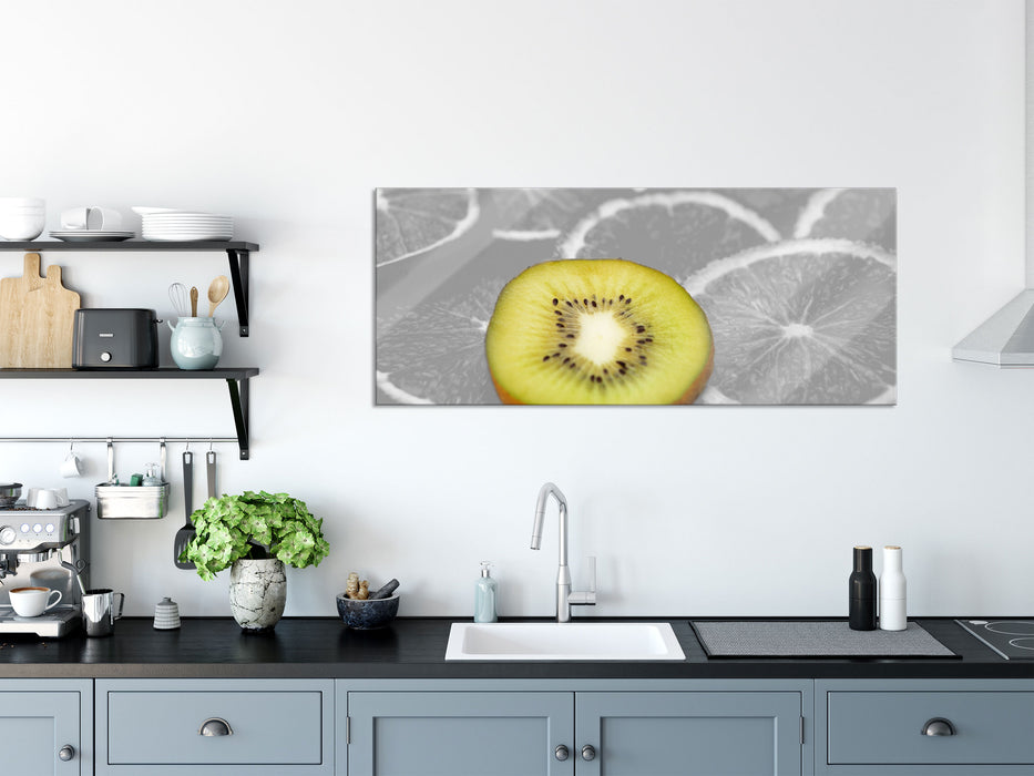 einsame Kiwi auf Orangenscheiben, Glasbild Panorama