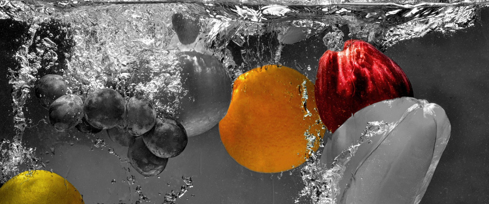 ins Wasser fallende Früchte, Glasbild Panorama