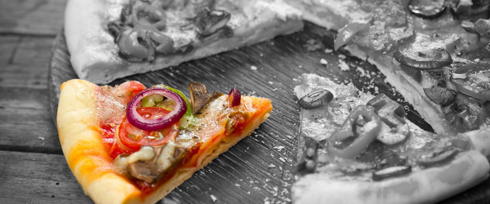 Pizza auf Holzbrett, Glasbild Panorama