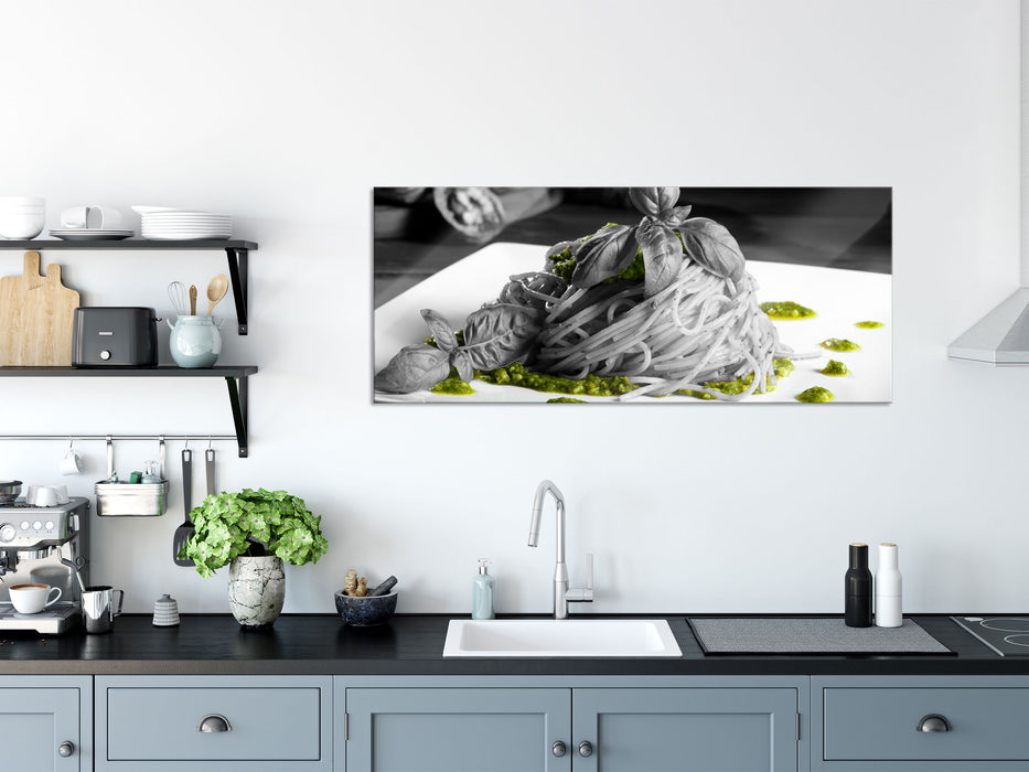 Spaghetti mit Pesto und Basilikum, Glasbild Panorama