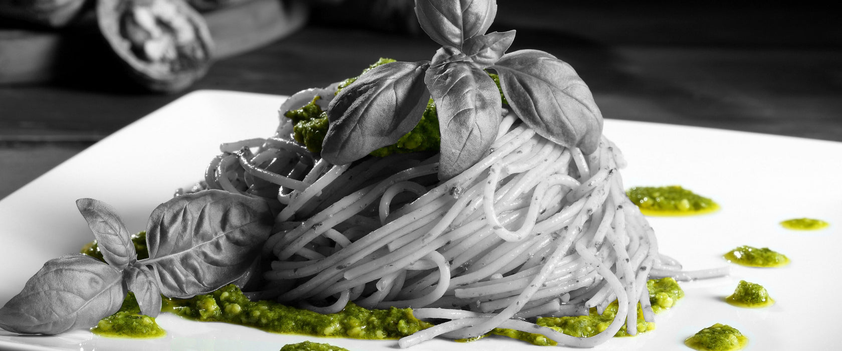 Spaghetti mit Pesto und Basilikum, Glasbild Panorama