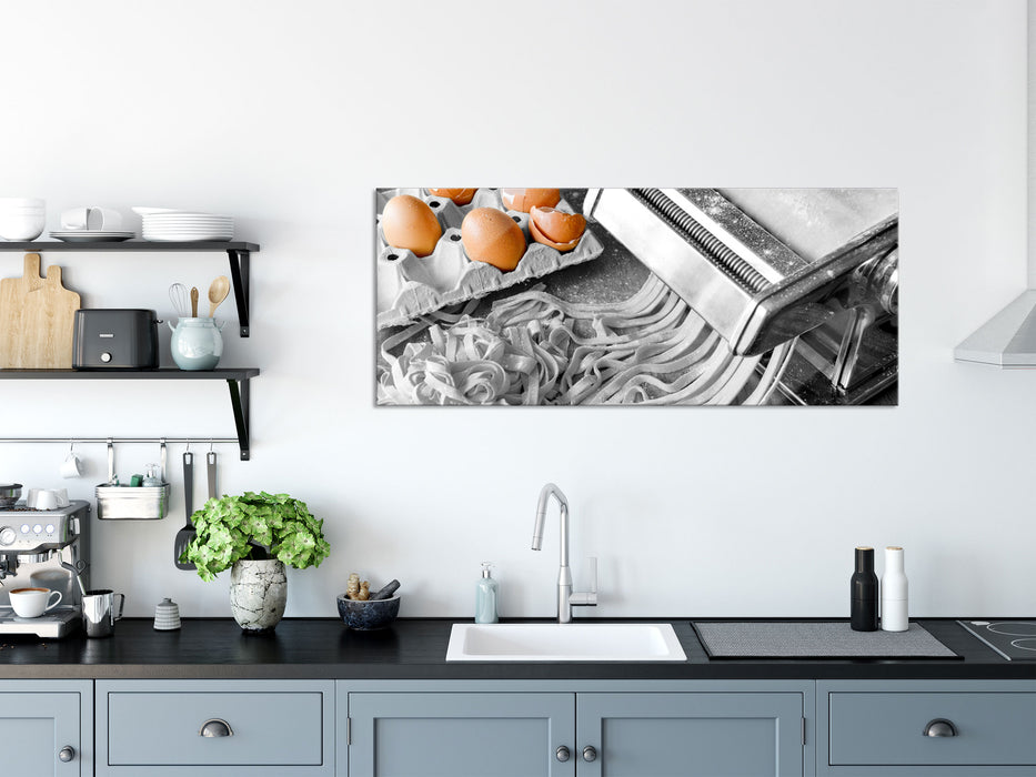 Nudelmaschine mit Eiern, Glasbild Panorama