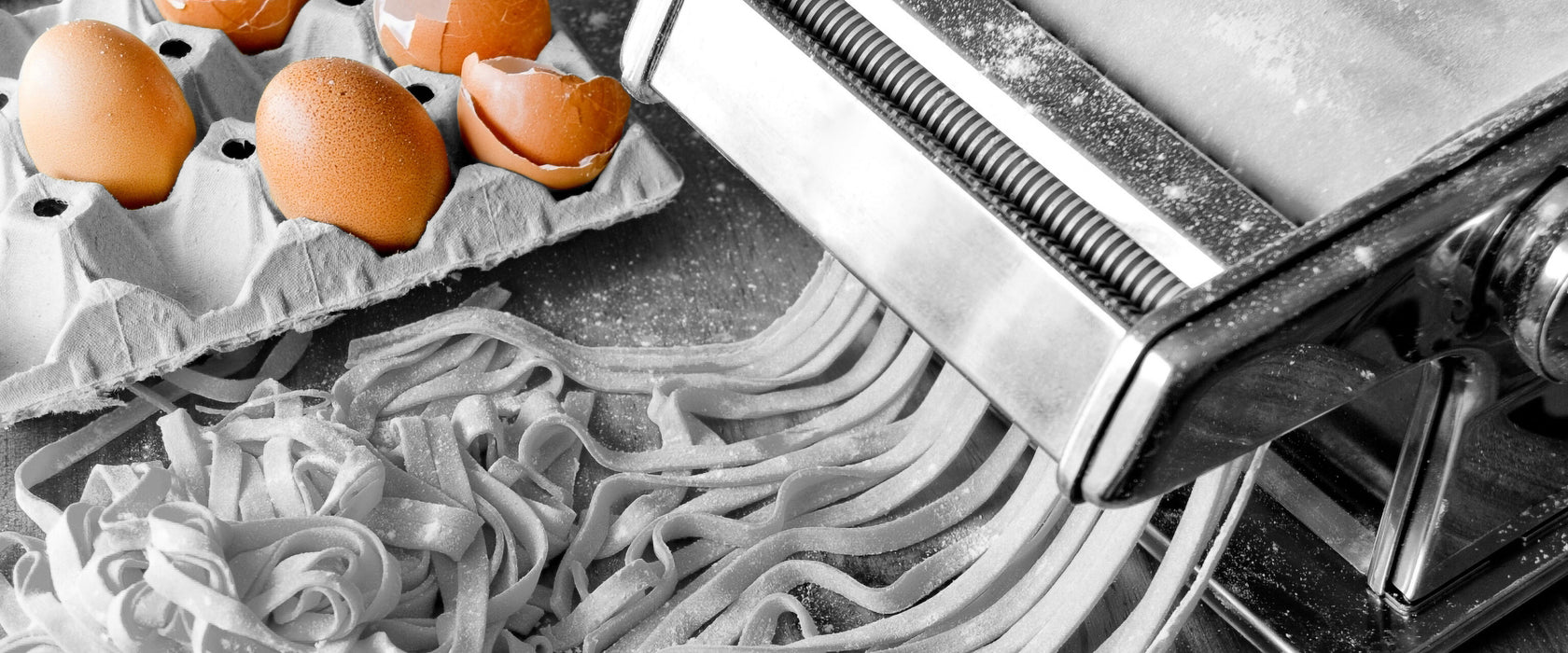 Nudelmaschine mit Eiern, Glasbild Panorama