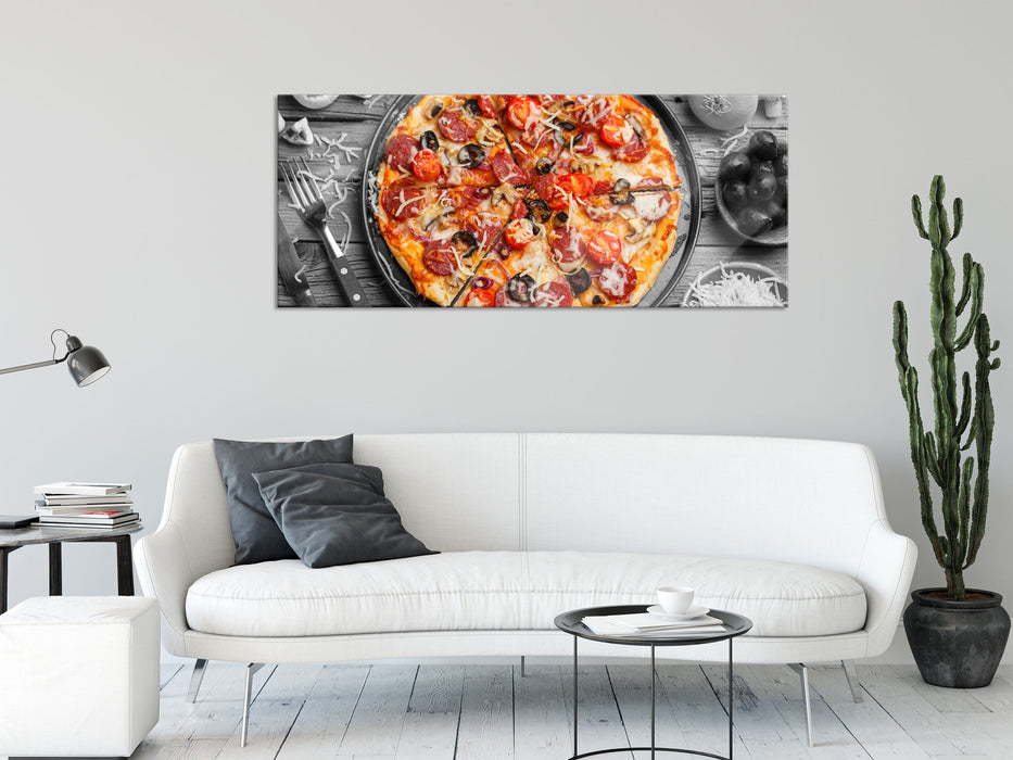 Pizza auf Pizzablech, Glasbild Panorama