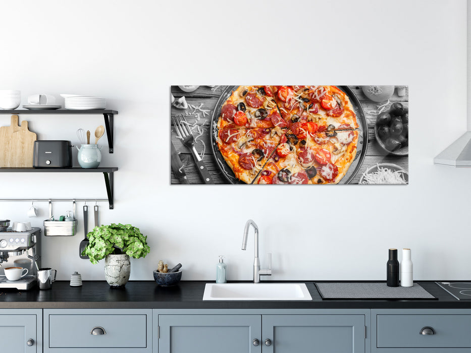 Pizza auf Pizzablech, Glasbild Panorama