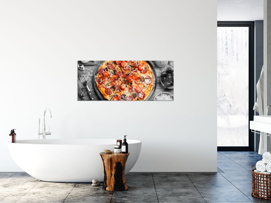 Pizza auf Pizzablech, Glasbild Panorama