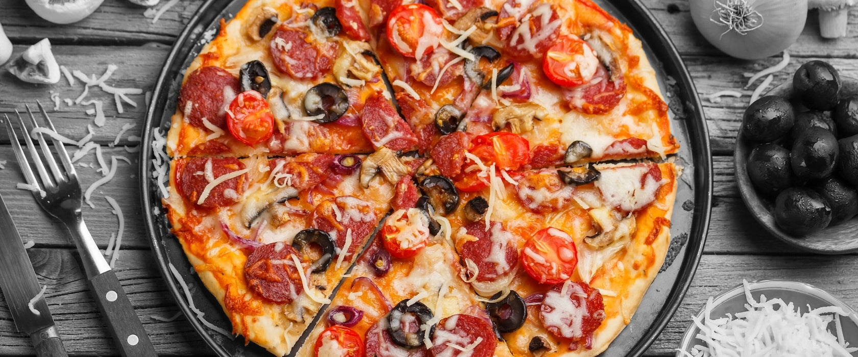 Pizza auf Pizzablech, Glasbild Panorama