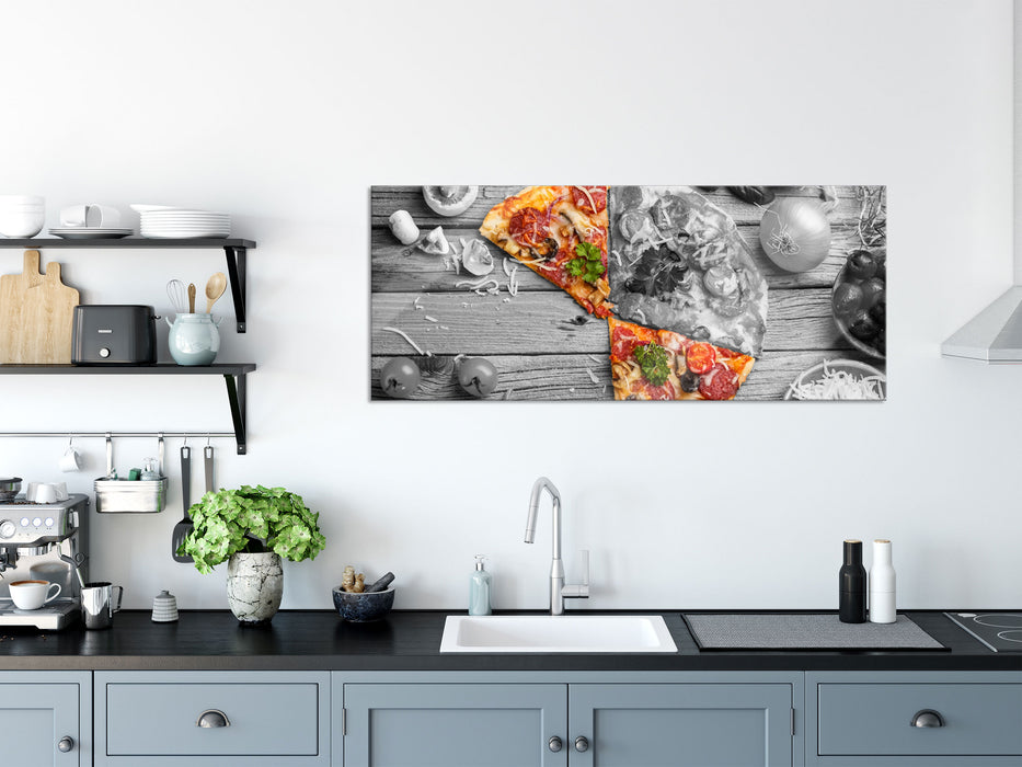 Pizza auf Holztisch, Glasbild Panorama