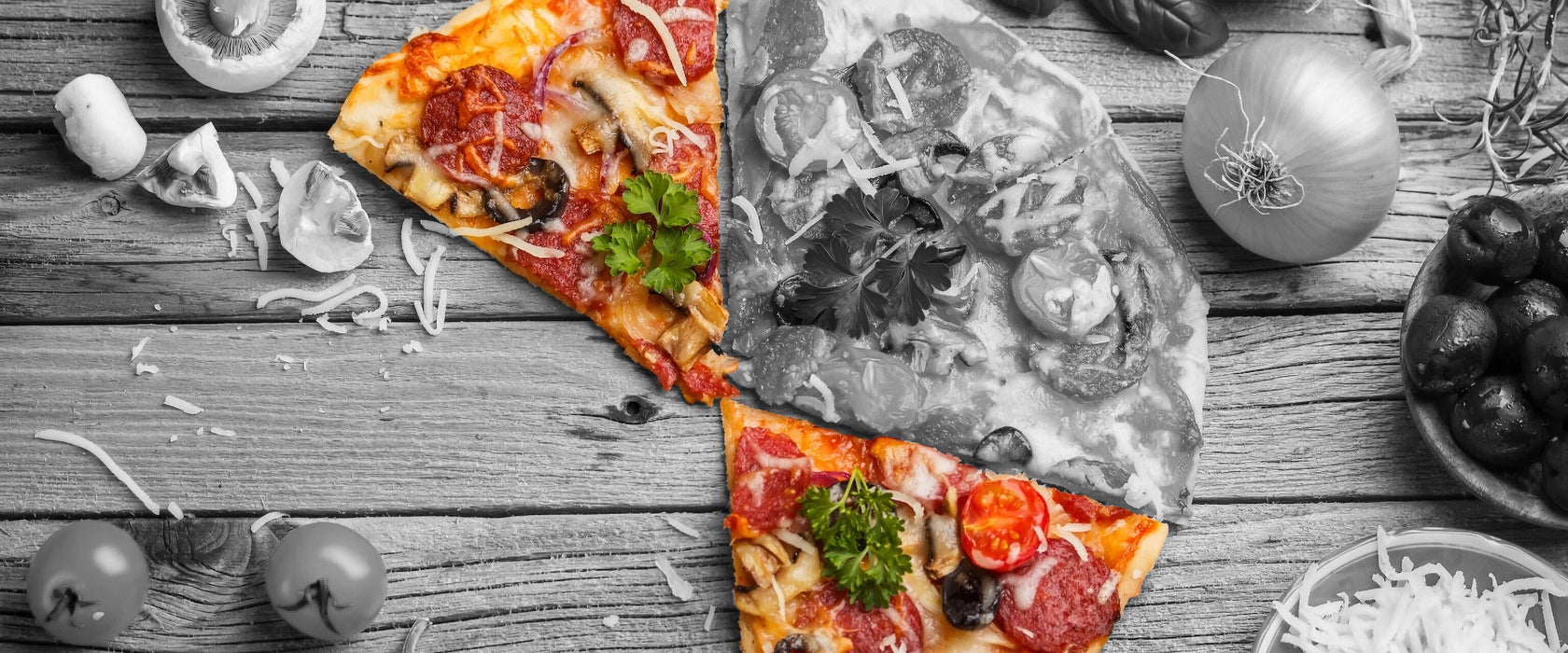 Pizza auf Holztisch, Glasbild Panorama