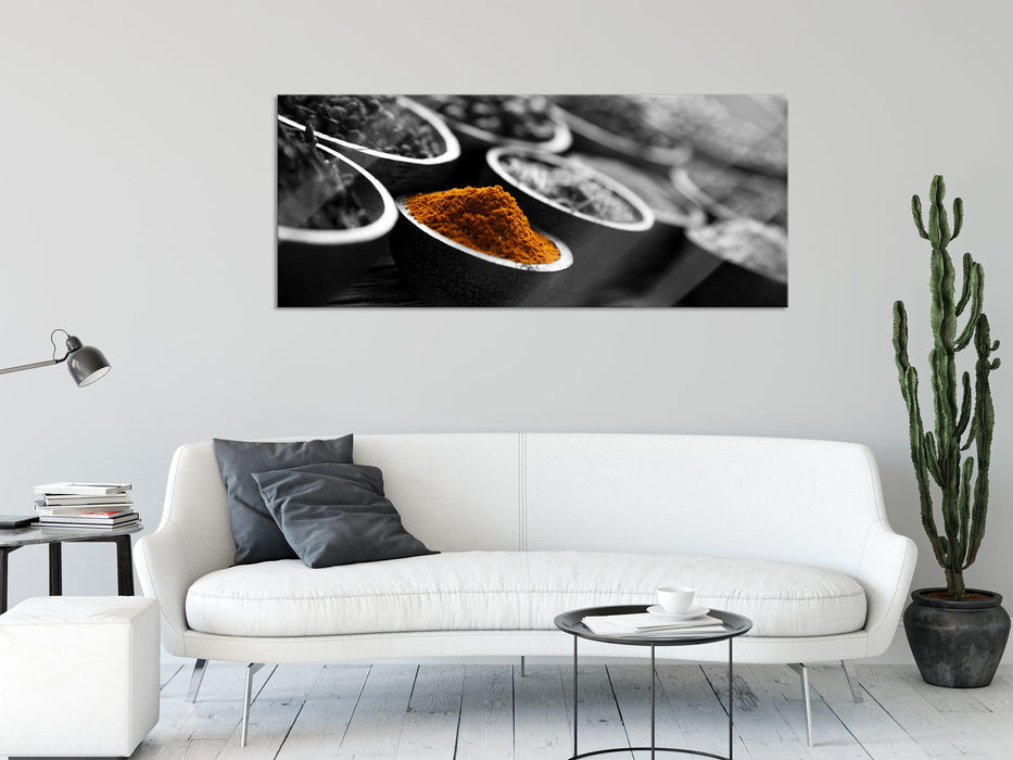 Gewürzvielfalt auf Holztisch, Glasbild Panorama