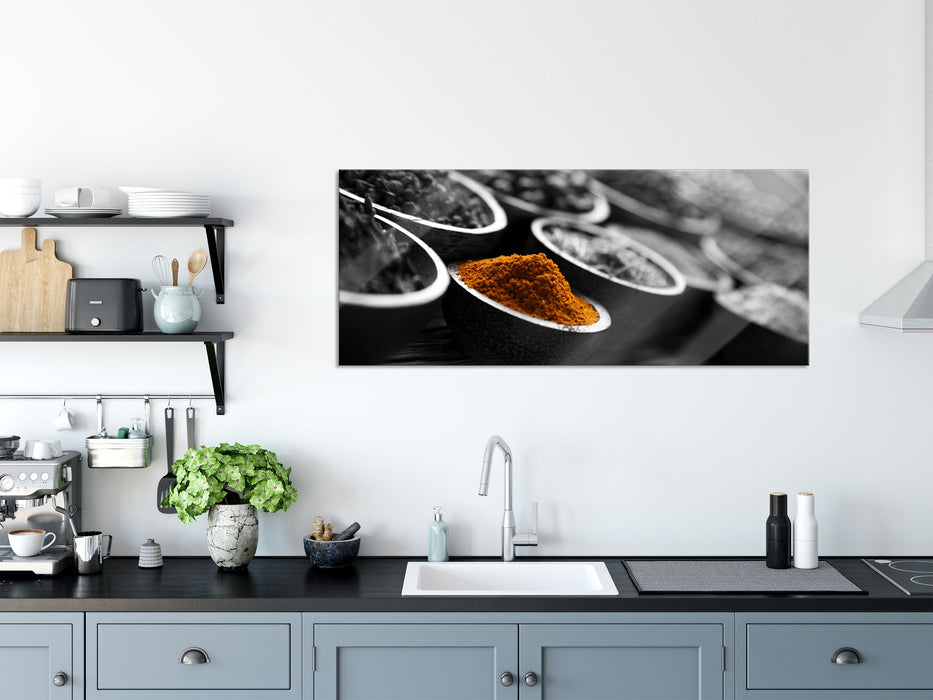 Gewürzvielfalt auf Holztisch, Glasbild Panorama