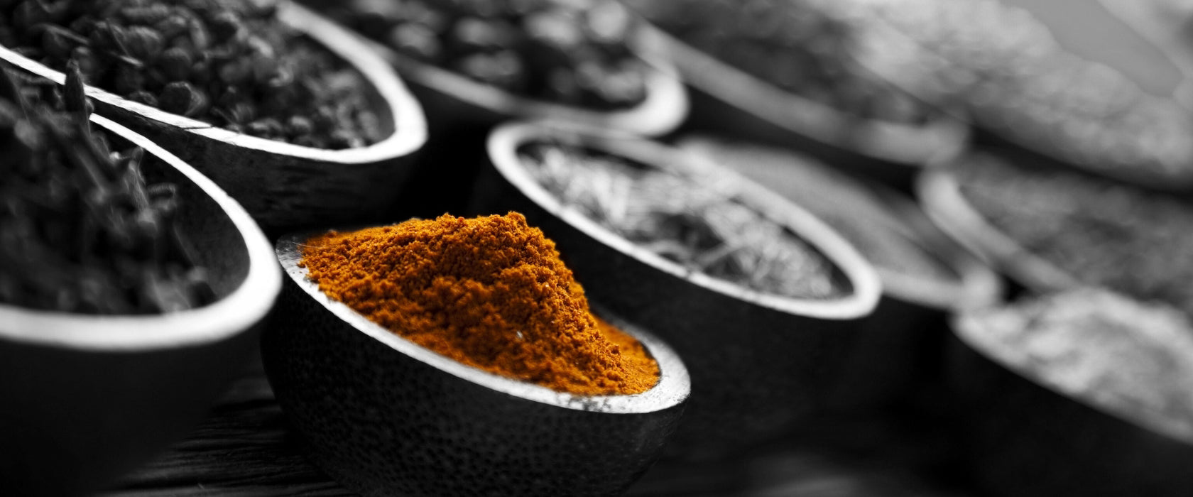 Gewürzvielfalt auf Holztisch, Glasbild Panorama