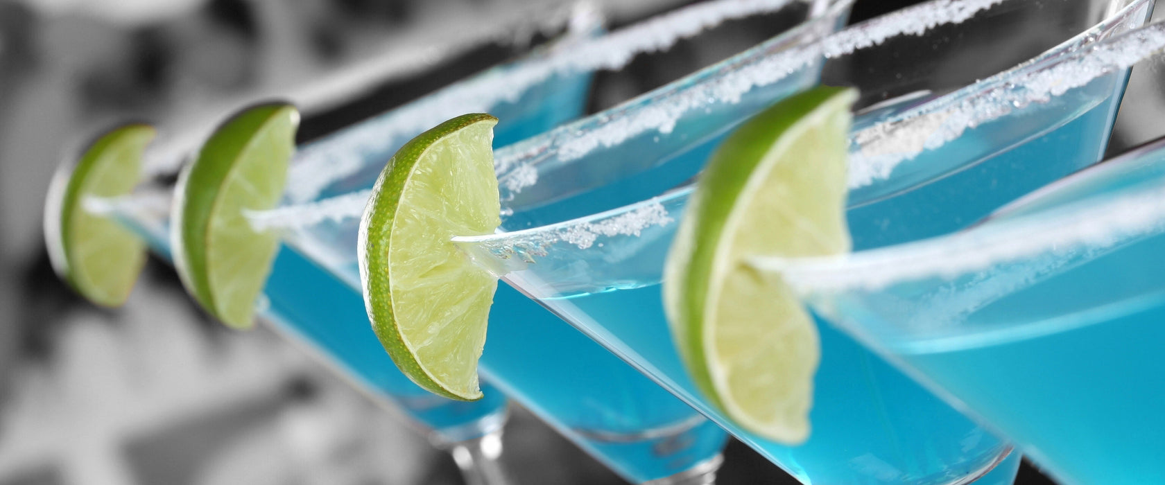 schöne Swimming Pool Cocktails, Glasbild Panorama