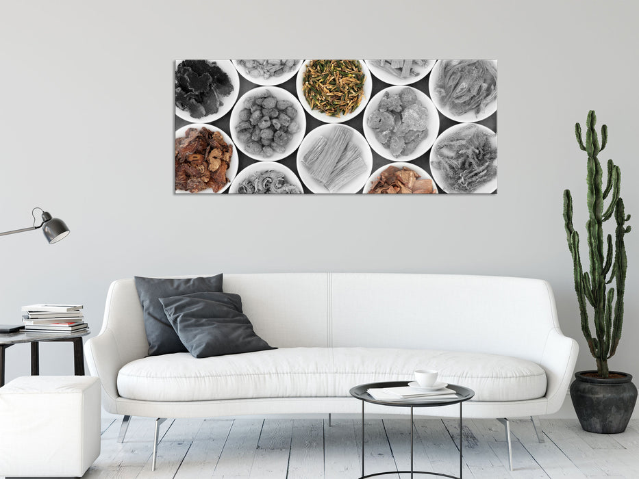 zahlreiche Gewürze in Schälchen, Glasbild Panorama