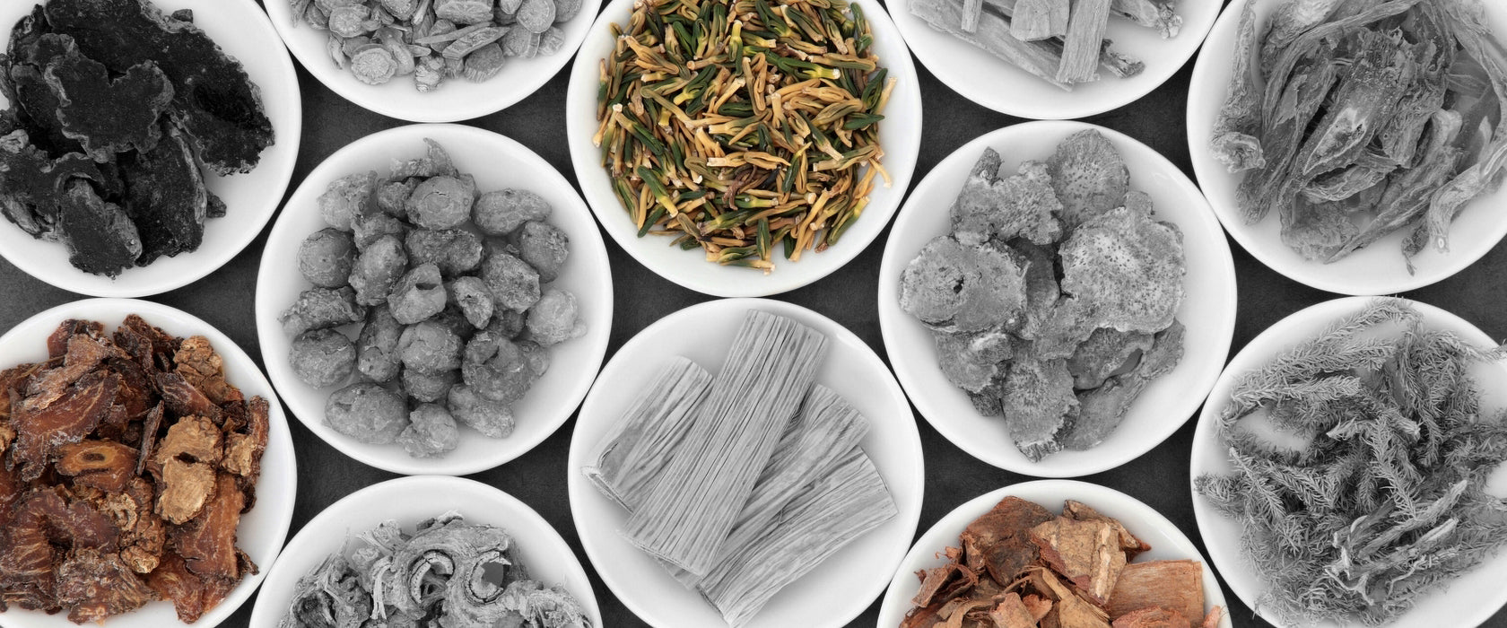 zahlreiche Gewürze in Schälchen, Glasbild Panorama