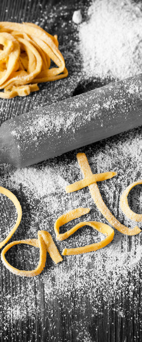 Pasta vor Nudelholz, Glasbild Panorama