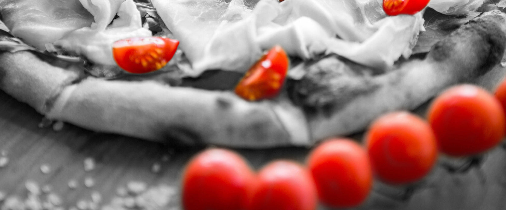 Pizza mit Schinken und Tomaten, Glasbild Panorama