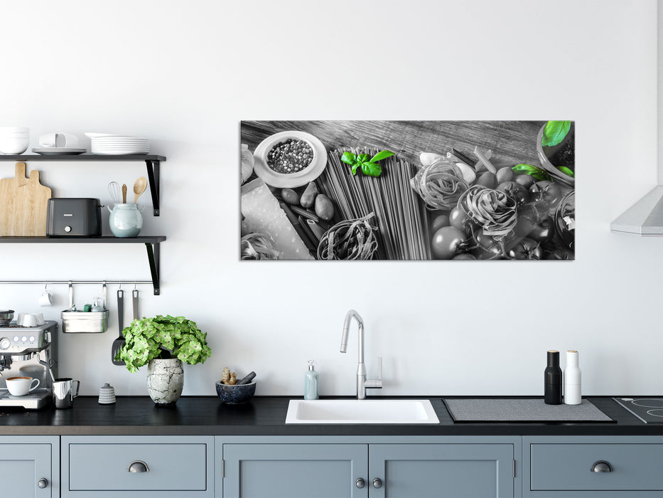 Pasta mit frischen Gewürzen, Glasbild Panorama