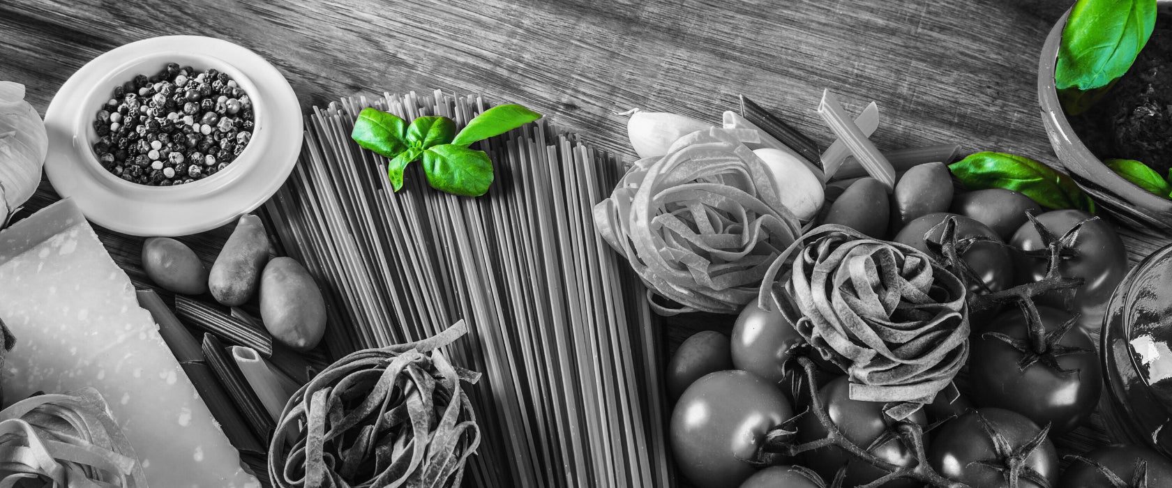 Pasta mit frischen Gewürzen, Glasbild Panorama