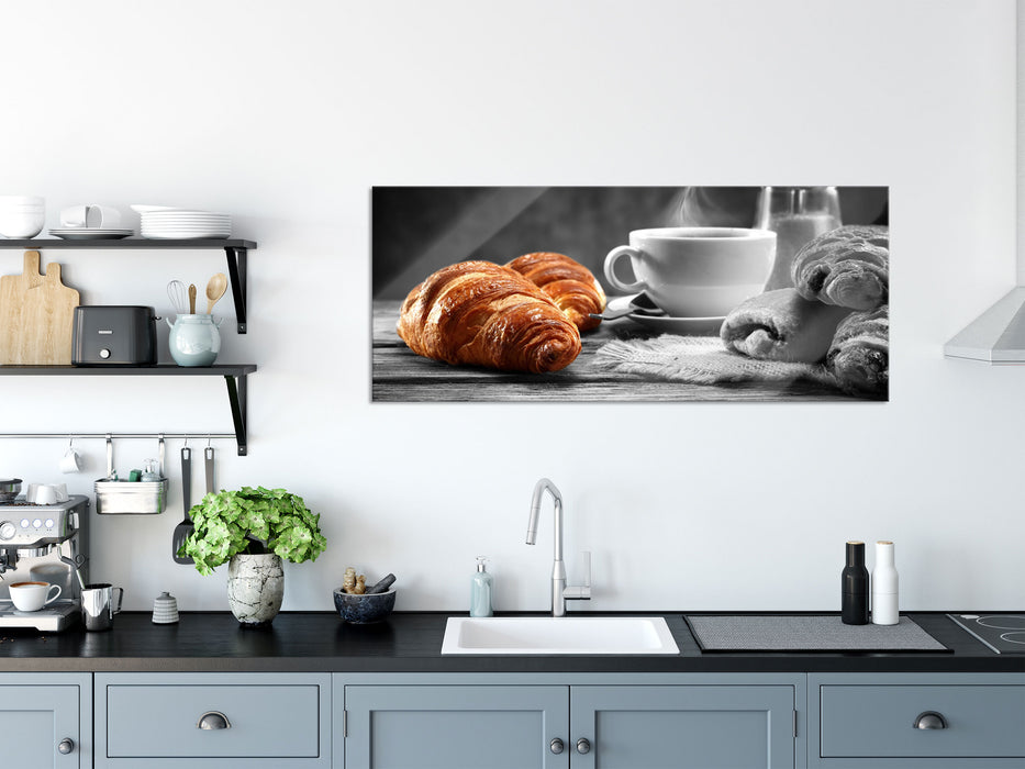 Croissants mit frischem Kaffee, Glasbild Panorama