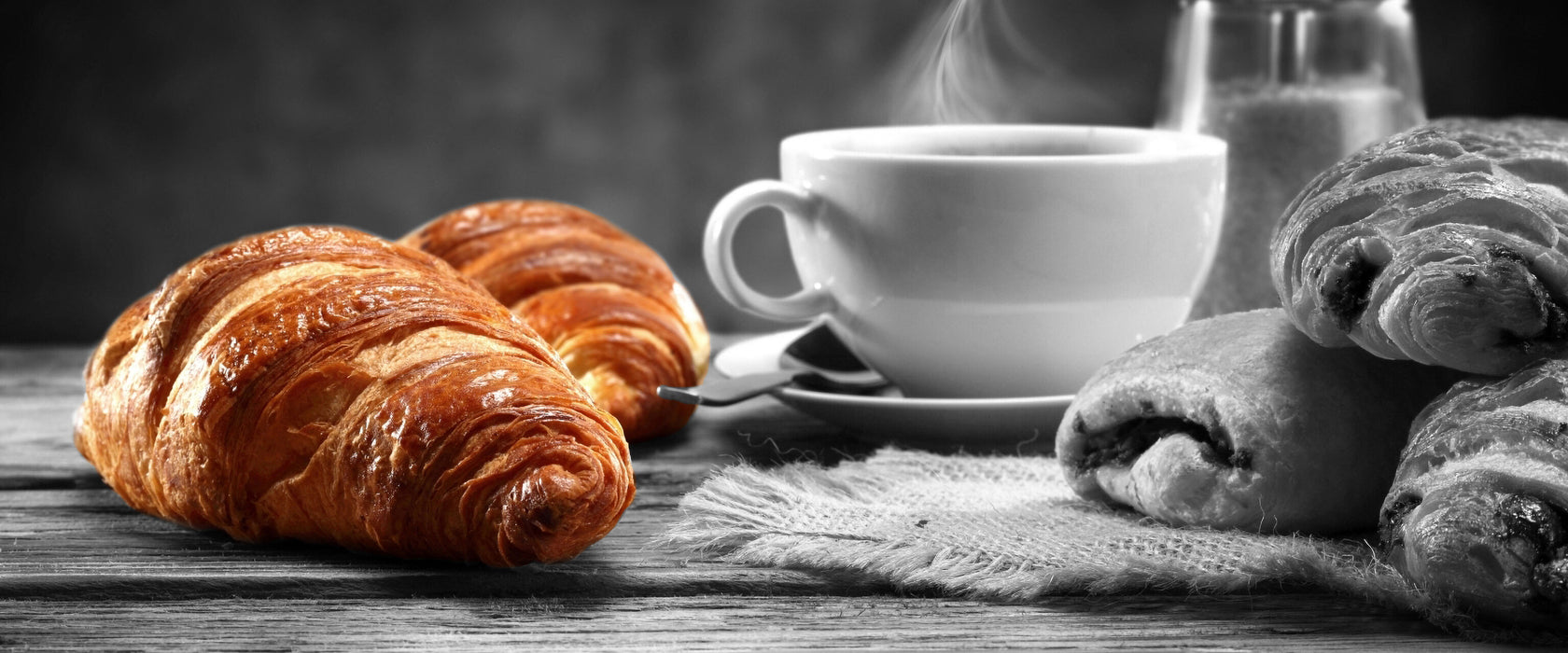 Croissants mit frischem Kaffee, Glasbild Panorama