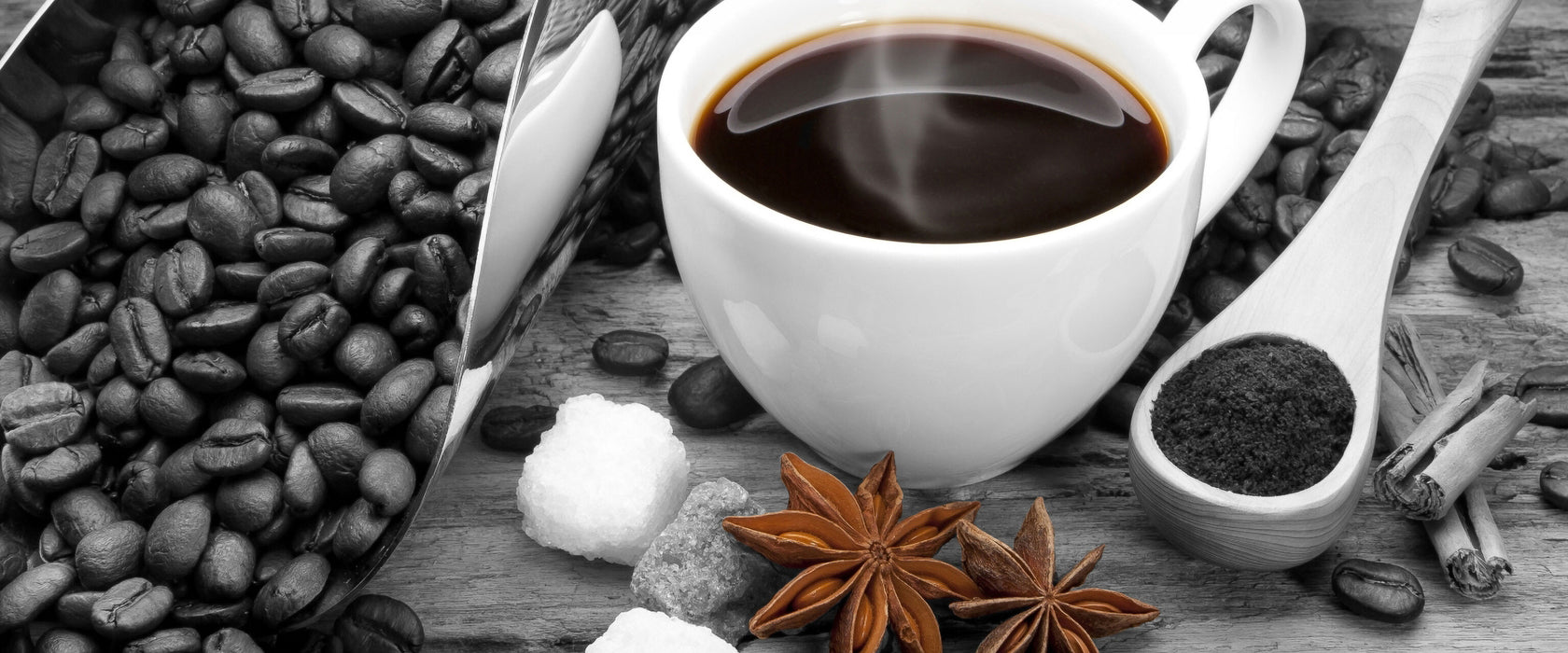 Kaffee neben Kaffeebohnen, Glasbild Panorama