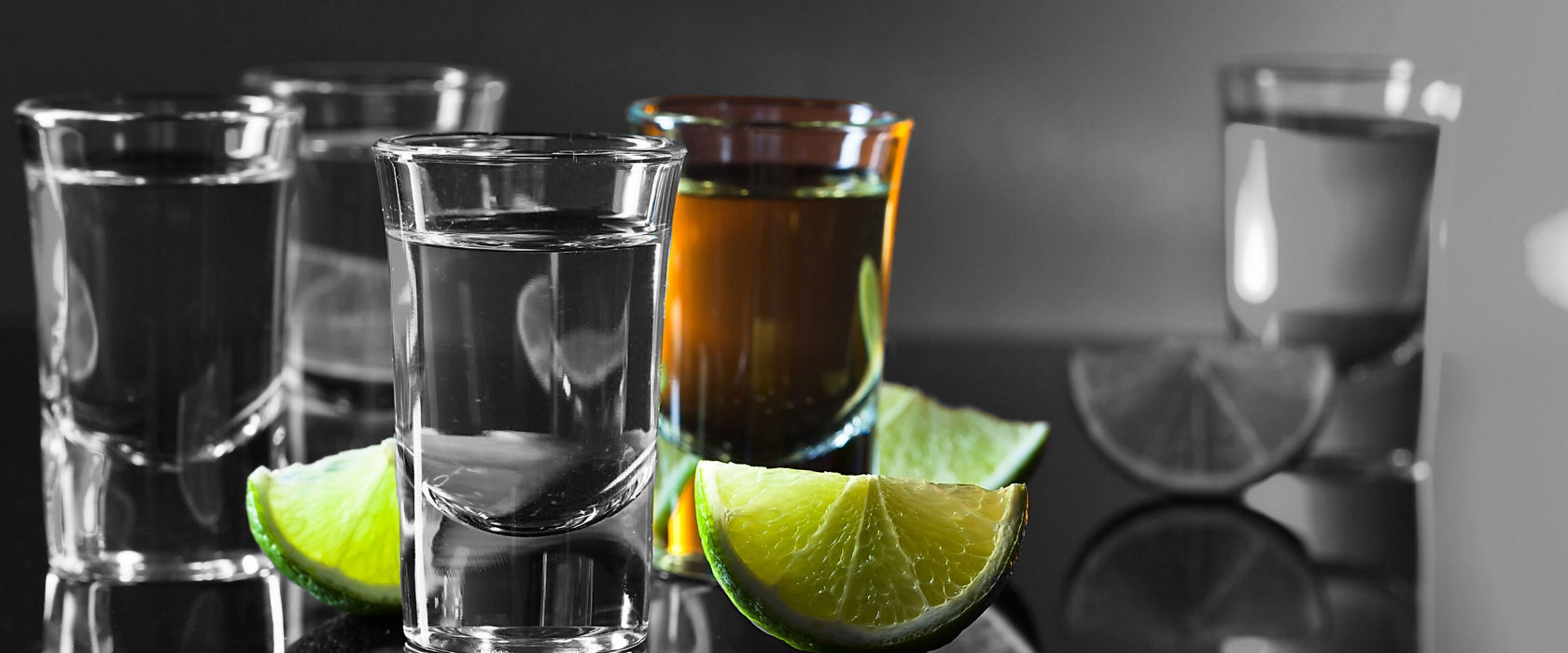 Tequila Shots mit Limetten, Glasbild Panorama