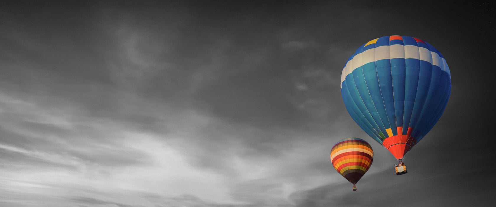 Heißluftballons über den Alpen, Glasbild Panorama