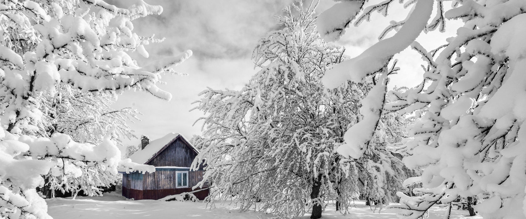 Hütte in schöner Winterlandschaft, Glasbild Panorama