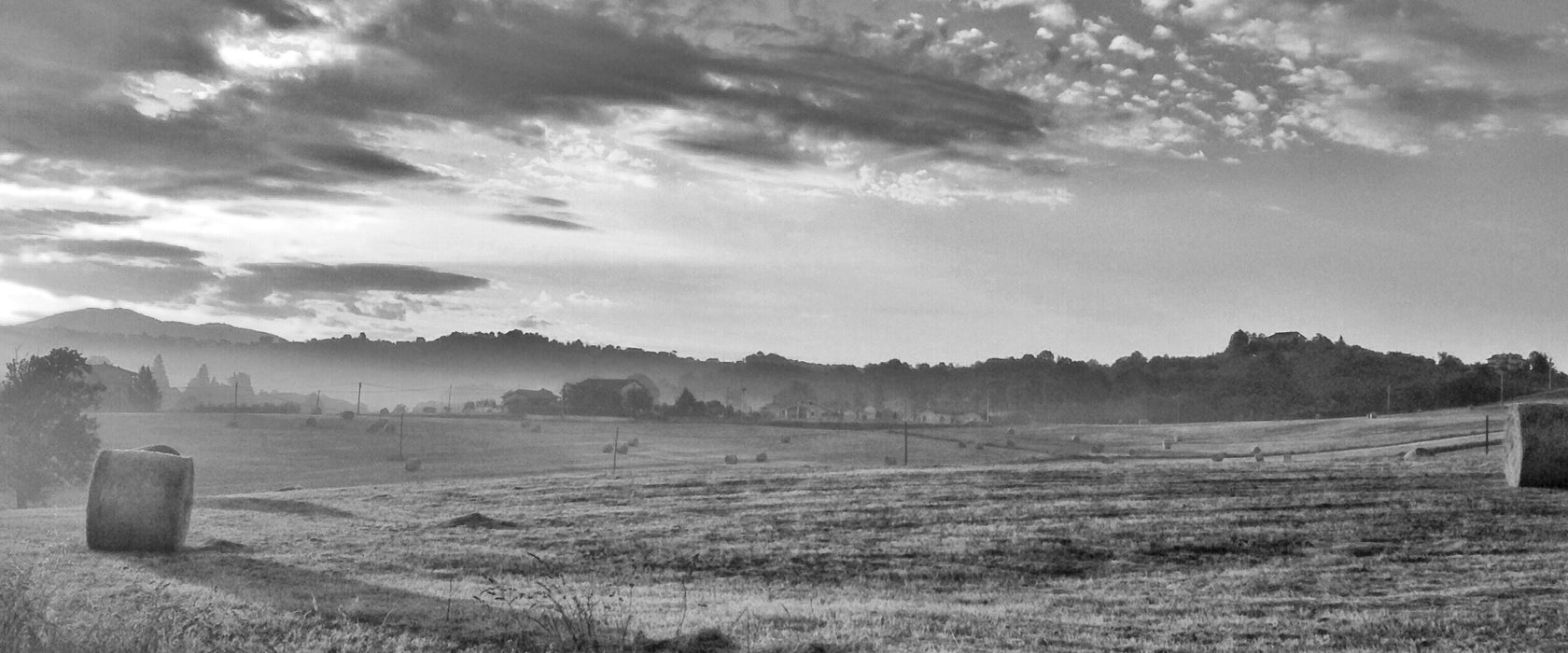 Feld mit Heuballen, Glasbild Panorama