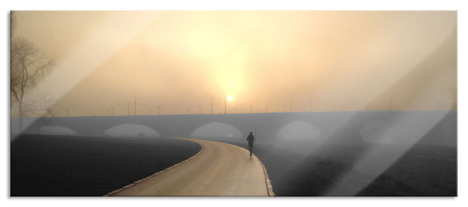 Pixxprint Joggerin vor Brücke, Glasbild Panorama