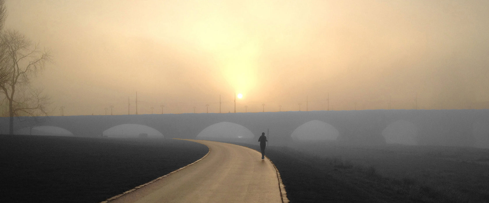 Joggerin vor Brücke, Glasbild Panorama